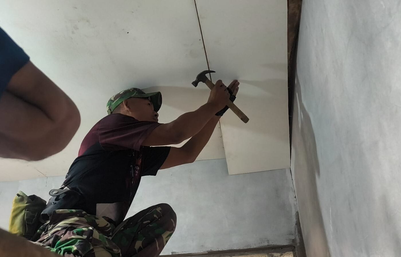 Progres TMMD ke-129 Kodim 0620/Kab. Cirebon: Pemasangan Plafon di RTLH Ibu Wartiyem Selesai