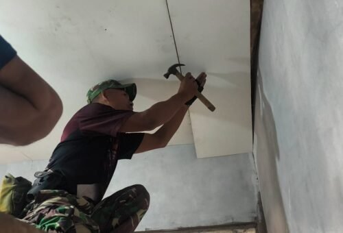Progres TMMD ke-129 Kodim 0620/Kab. Cirebon: Pemasangan Plafon di RTLH Ibu Wartiyem Selesai