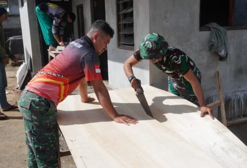 Pemasangan Plafon RTLH Ibu Nengah Madri Mencapai Tahap Penting
