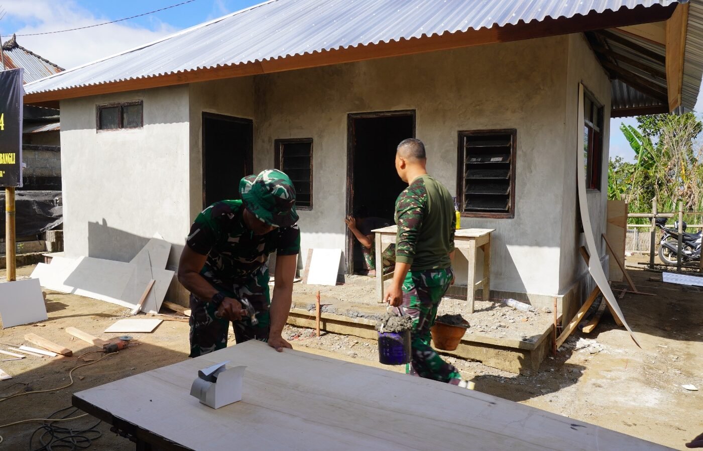 Kolaborasi TNI dan Warga Mempercepat Proyek RTLH di TMMD Ke-129