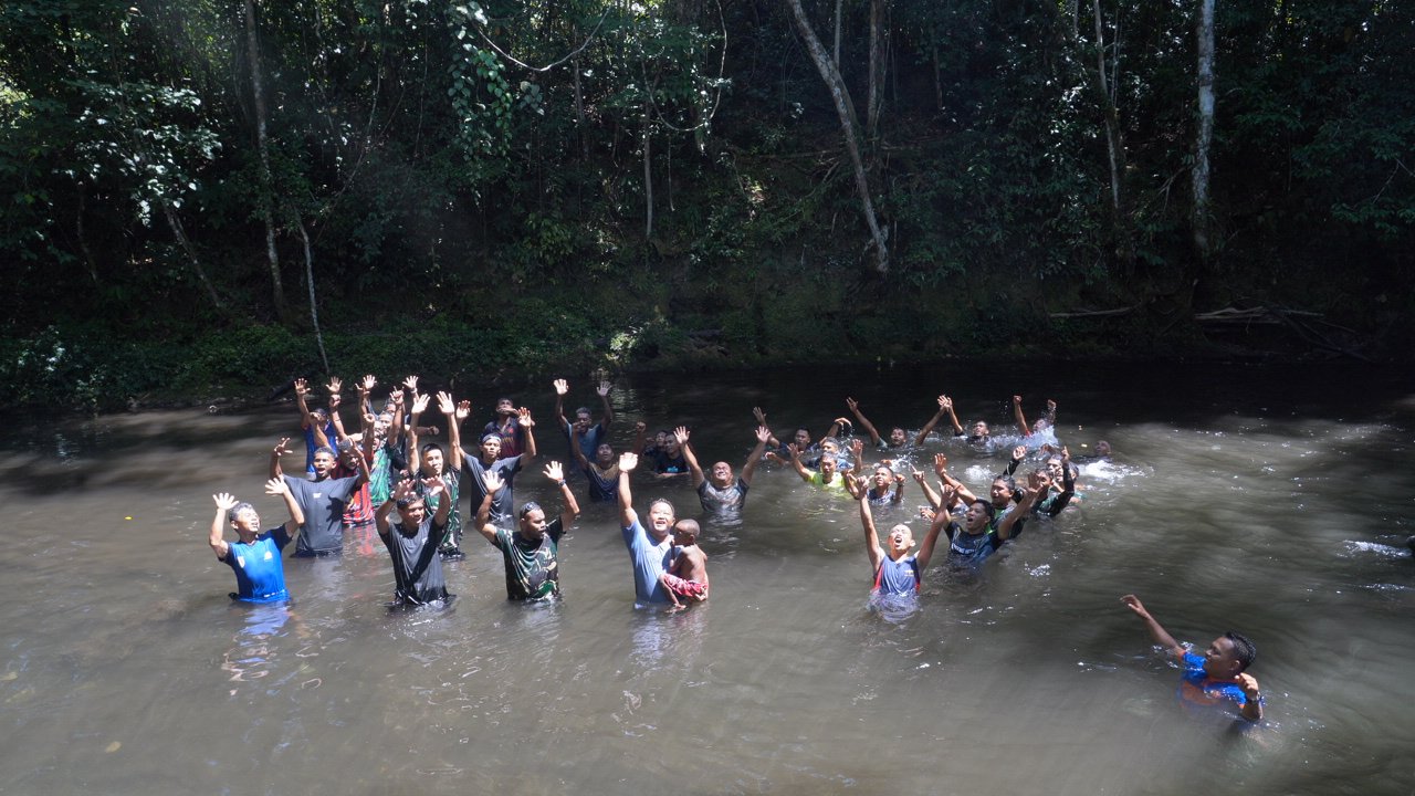 Kemanunggalan TNI dan Masyarakat dalam Program TMMD Ke-129 di Kampung Sesor