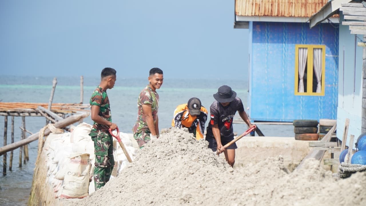 Pengangkutan Pasir untuk Mempercepat Pembangunan Jalan di Polewali