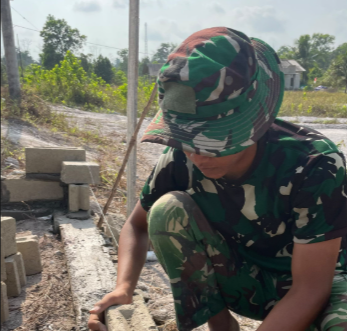 Kerja Sama Satgas TMMD dan Masyarakat Tingkatkan Proyek Pos Kamling di Deniang