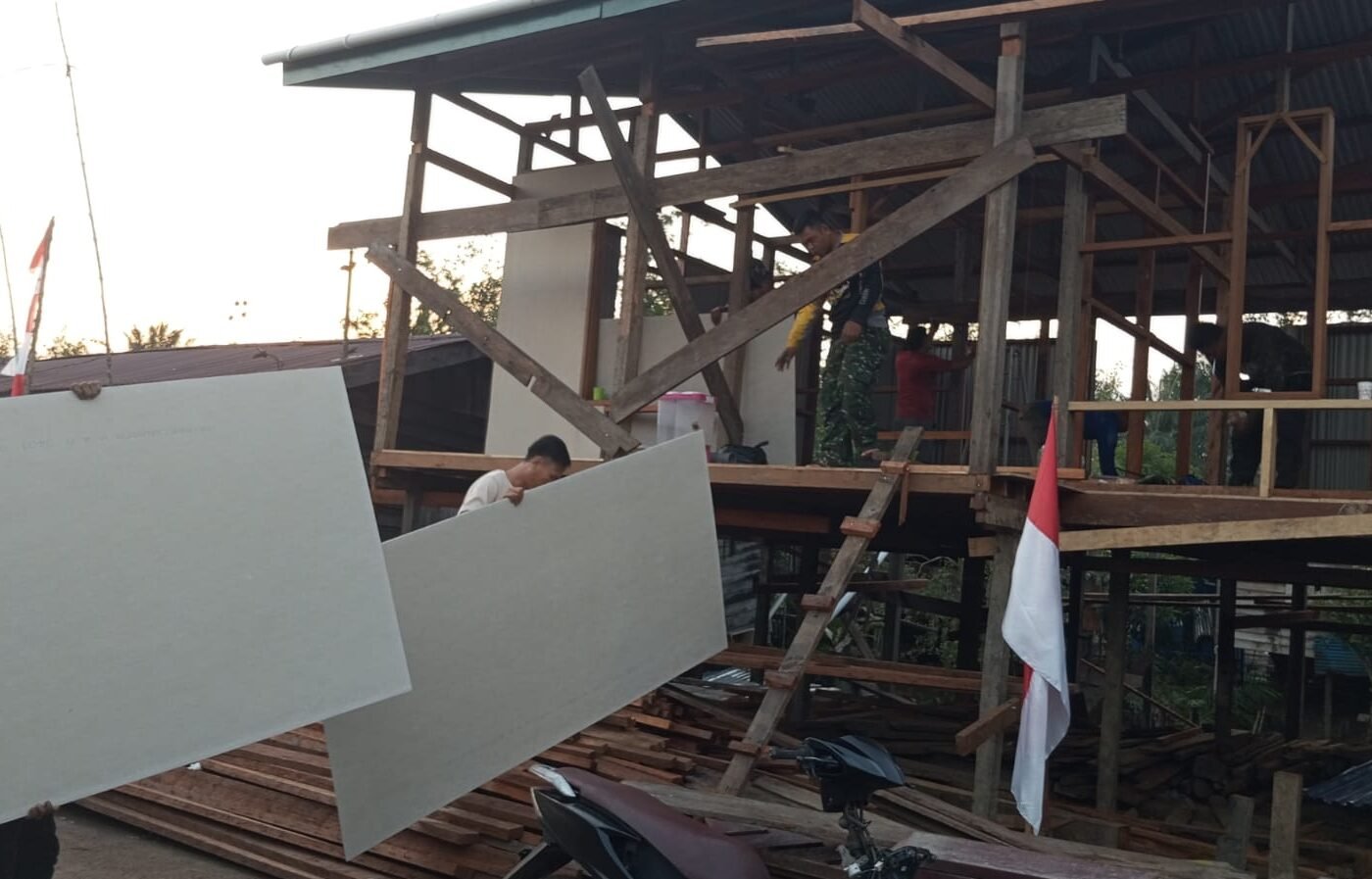 Dedikasi Satgas TMMD di Malam Hari untuk Renovasi Rumah Pak Hamsah