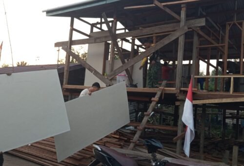 Dedikasi Satgas TMMD di Malam Hari untuk Renovasi Rumah Pak Hamsah