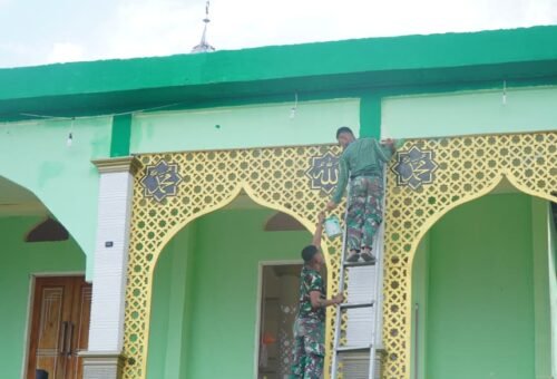 Program TMMD: Proses Pengecatan Masjid Desa Polewali Berjalan Lancar