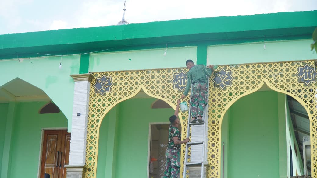 Program TMMD: Proses Pengecatan Masjid Desa Polewali Berjalan Lancar