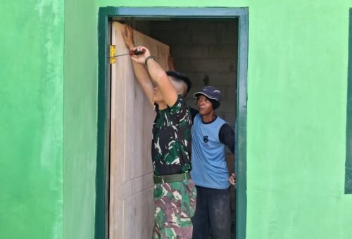 Proses Pemasangan Pintu Dalam TMMD Ke-129, Rumah Sandri Siap Huni