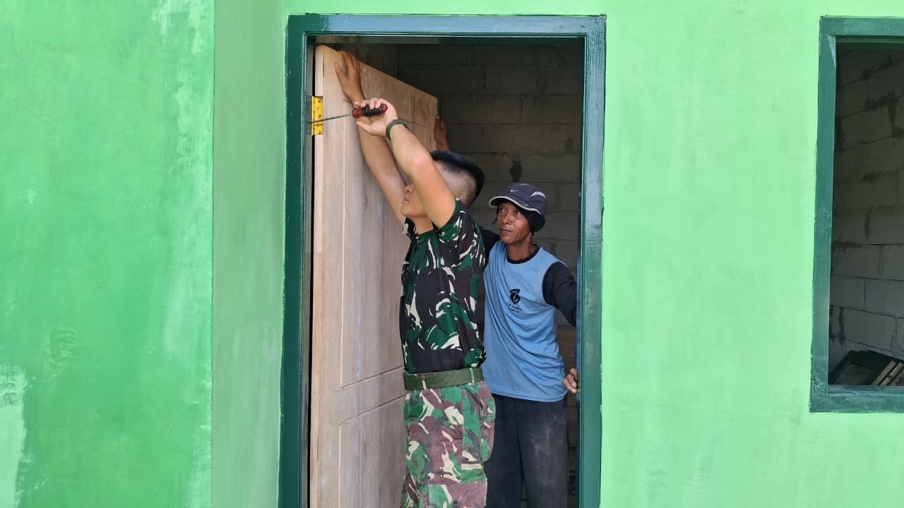 Proses Pemasangan Pintu Dalam TMMD Ke-129, Rumah Sandri Siap Huni
