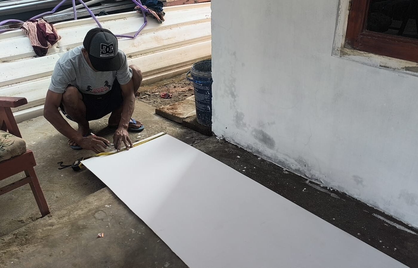 Progres TMMD ke-129: Pemasangan Plafon RTLH Ibu Wartiyem di Cirebon