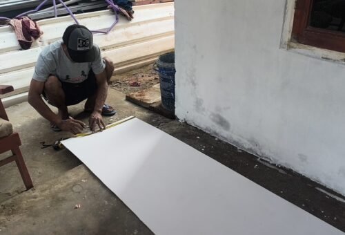 Progres TMMD ke-129: Pemasangan Plafon RTLH Ibu Wartiyem di Cirebon