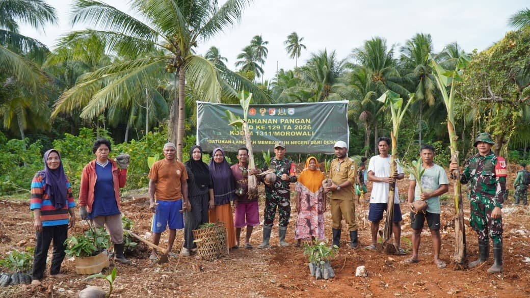 Upaya Satgas TMMD Ke-129 di Desa Polewali Dukung Ketahanan Pangan melalui Penanaman Pohon