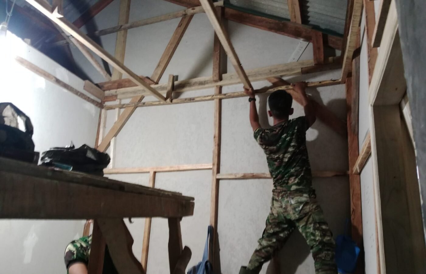 Kolaborasi TNI dan Masyarakat Dalam Pembangunan RTLH Ibu Nur Hayati