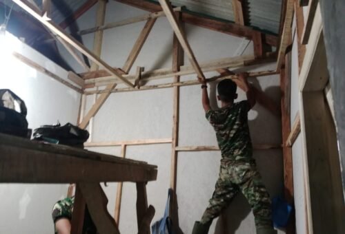 Kolaborasi TNI dan Masyarakat Dalam Pembangunan RTLH Ibu Nur Hayati