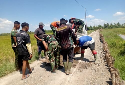 Kerja Sama Satgas dan Penduduk Percepat Pembangunan Jalan di TMMD Ke-129