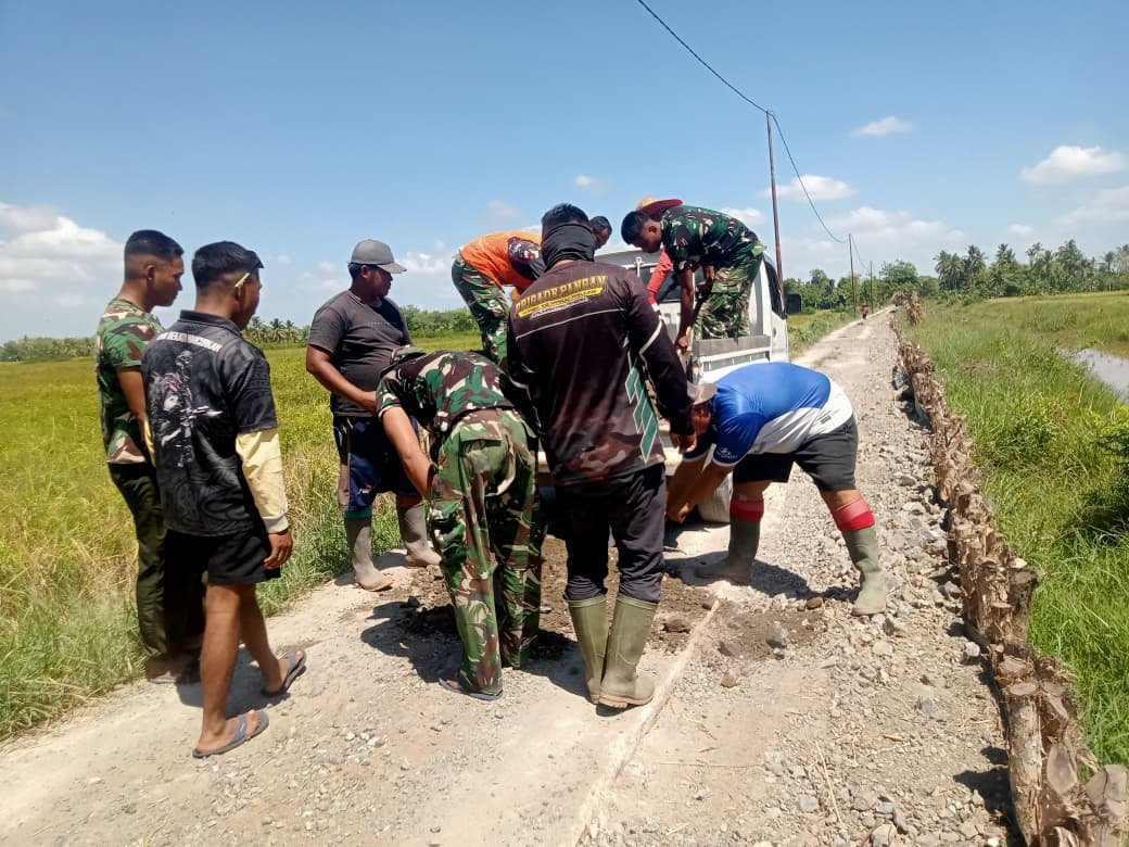 Kerja Sama Satgas dan Penduduk Percepat Pembangunan Jalan di TMMD Ke-129