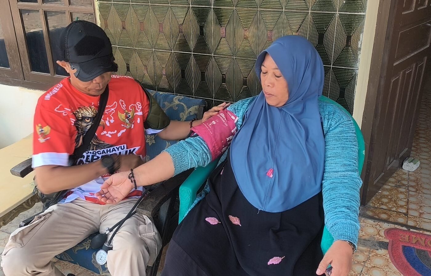 Pengabdian Satgas TMMD ke-129 Kodim 0620/Kab. Cirebon Lewat Layanan Kesehatan Langsung untuk Warga