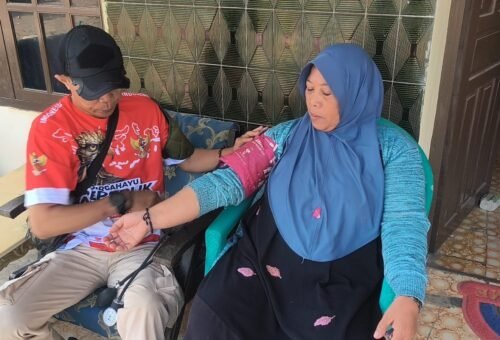 Pengabdian Satgas TMMD ke-129 Kodim 0620/Kab. Cirebon Lewat Layanan Kesehatan Langsung untuk Warga