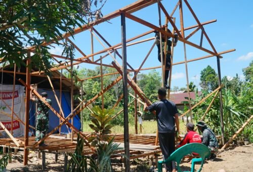 Kerjasama TNI dan Masyarakat dalam Pembangunan RTLH di Desa Bandar Raya