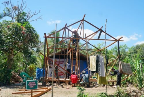 Kemanunggalan TNI dan Rakyat Pada Pemasangan RTLH TMMD Ke-129