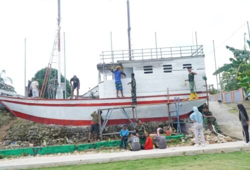 Pengecatan Miniatur Kapal di Desa Umbele Sukses Berkat Kerjasama TNI dan Warga