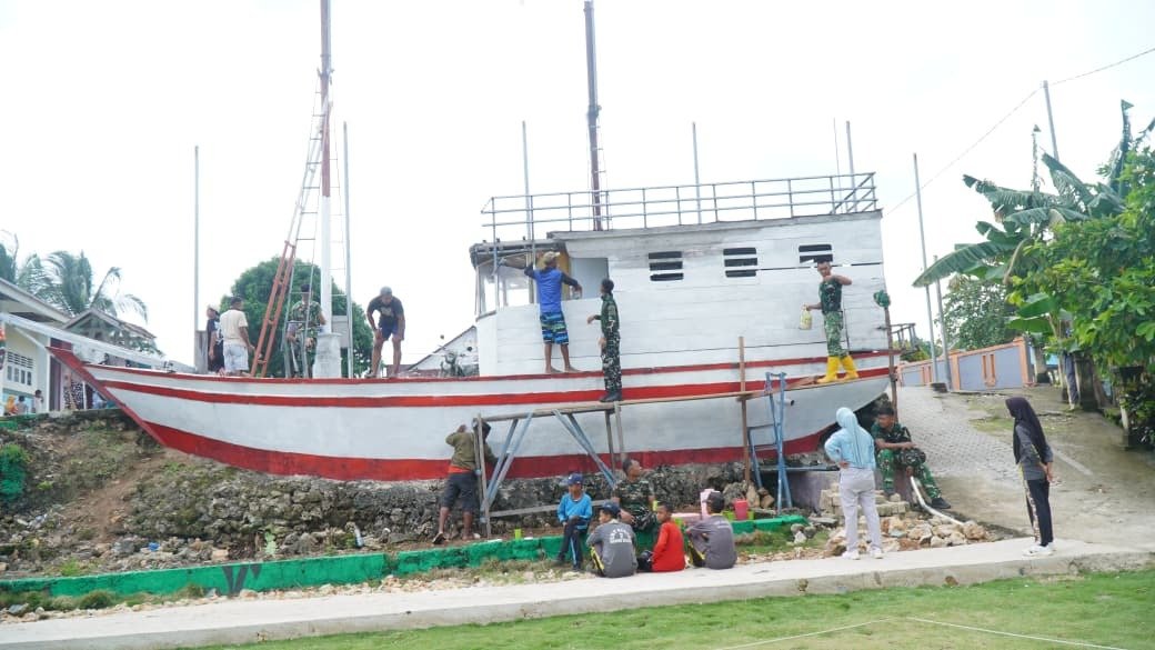 Pengecatan Miniatur Kapal di Desa Umbele Sukses Berkat Kerjasama TNI dan Warga