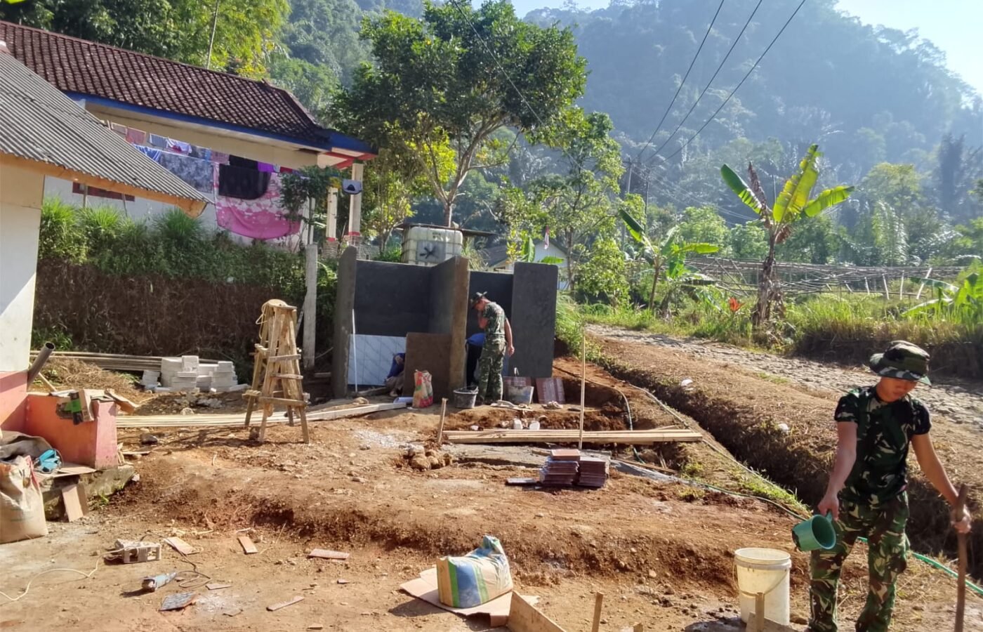 Pembangunan Fasilitas MCK TMMD Ke-129 oleh Yon TP 938/Pancasona Hampiri Penyelesaian