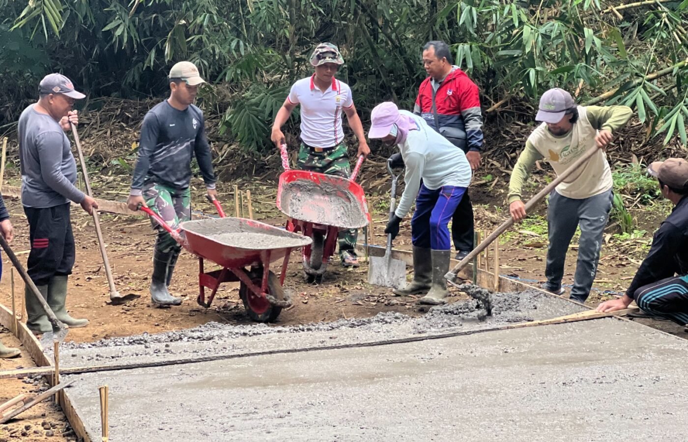 Satgas TMMD Bangli Meningkatkan Progres Pembangunan di Cuaca Cerah