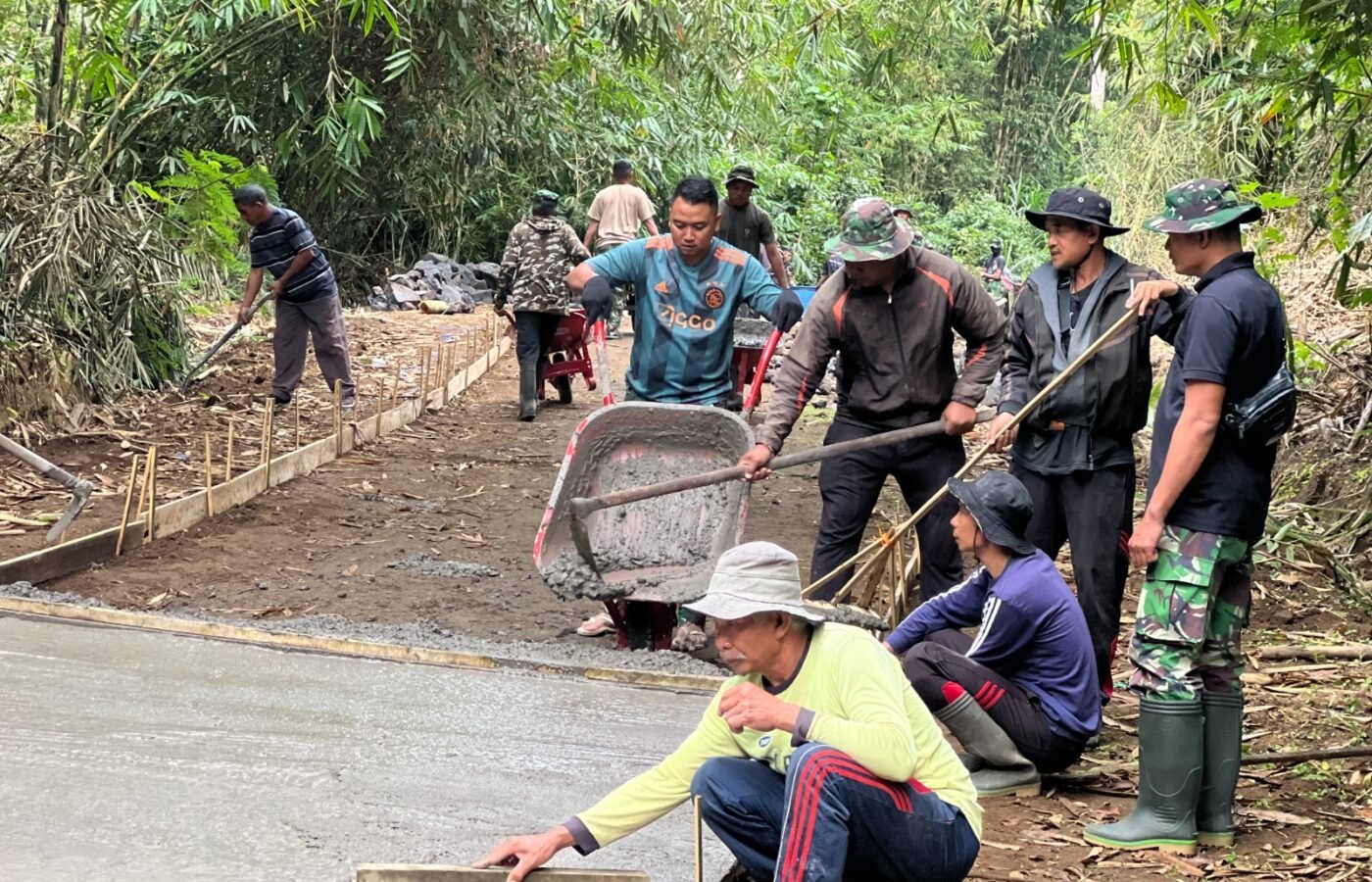 Sinergi TNI dan Warga, Pembangunan Rabat Beton TMMD Bangli Capai 70 Persen