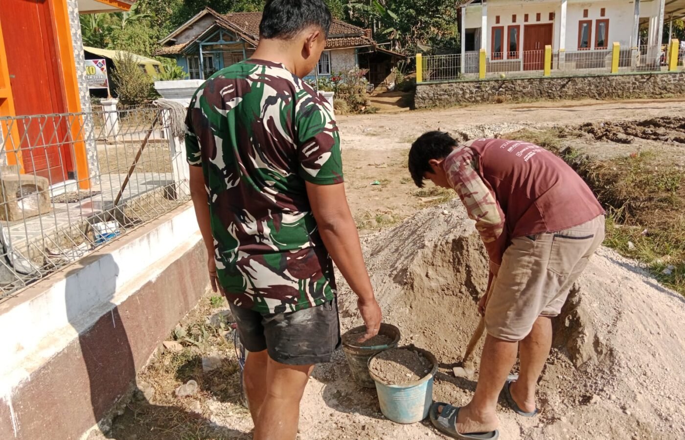 Rehabilitasi Rutilahu TMMD Ke-129 di Cianjur: Fokus pada Pemasangan Keramik di Rumah Bapak Angga
