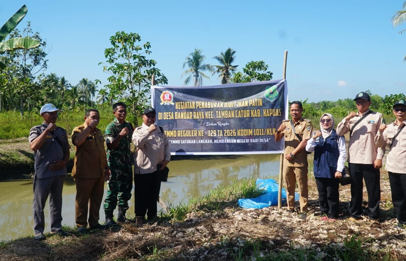 Bersinergi, Satgas TMMD dan Masyarakat Menebar Bibit Ikan Patin di Kecamatan Tamban Catur