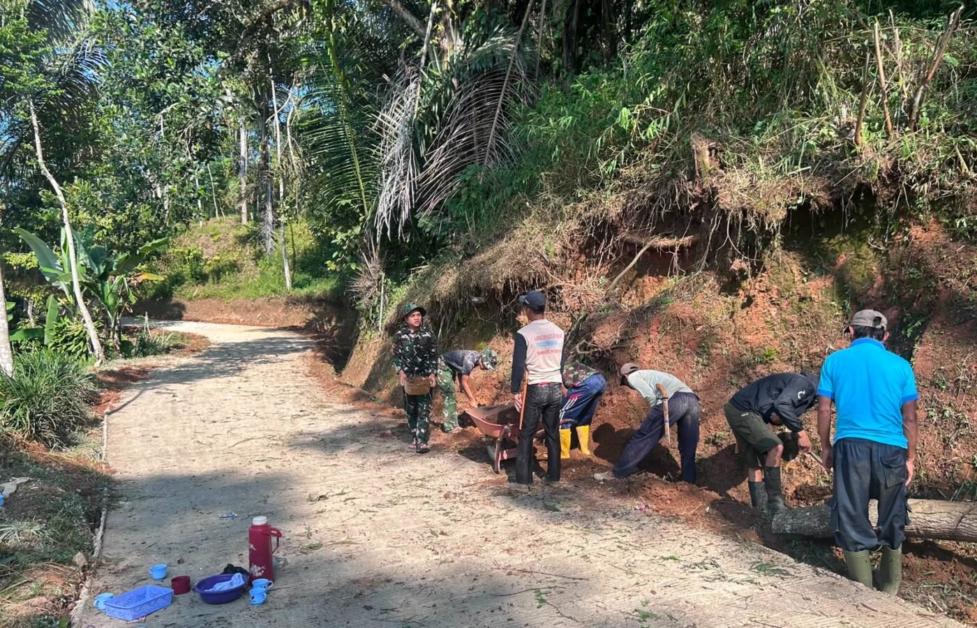 Kegiatan Normalisasi Drainase oleh Satgas TMMD Ke-129 Kodim 0608/Cianjur