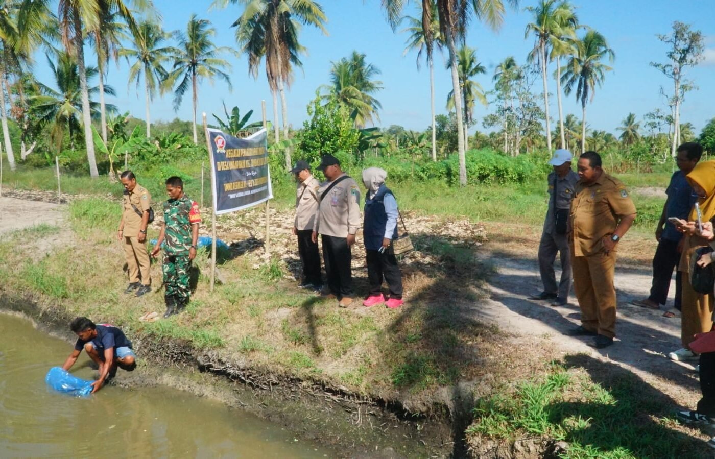 Penguatan Ketahanan Pangan Melalui Penebaran Bibit Ikan Patin di Desa Bandar Raya