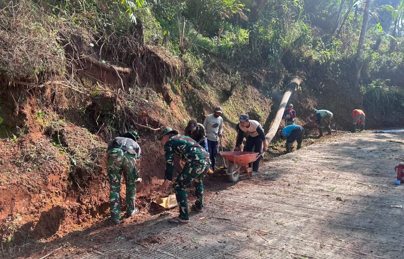 Kebersamaan Satgas TMMD Ke-129 dan Masyarakat Atasi Longsor di Desa Mekarmukti