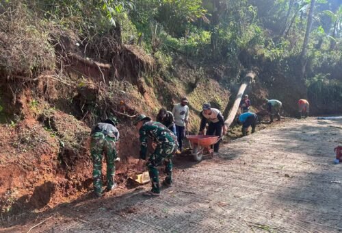 Kebersamaan Satgas TMMD Ke-129 dan Masyarakat Atasi Longsor di Desa Mekarmukti
