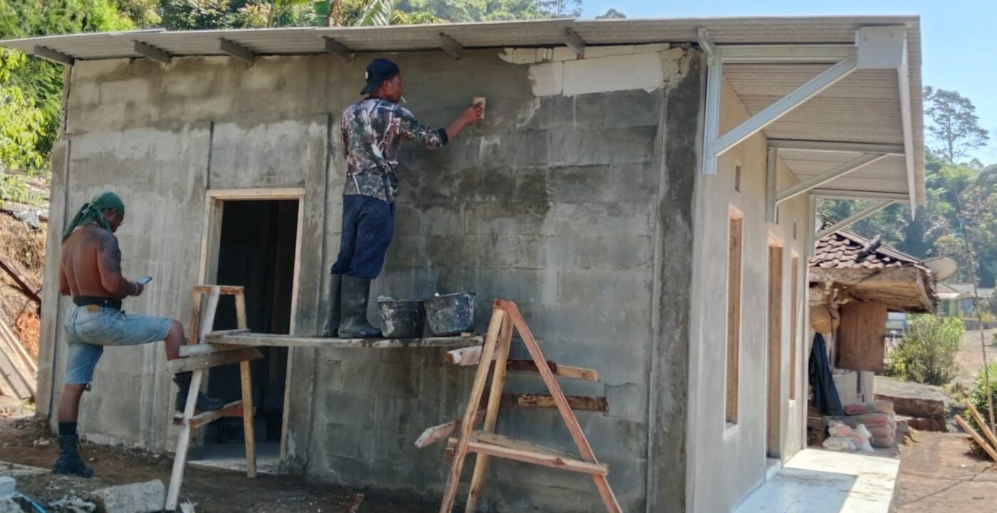 Progres TMMD Ke-129 Kodim 0608/Cianjur: Instalasi Listrik Rumah Bapak Burhanudin Selesai, Rutilahu Makin Nyaman