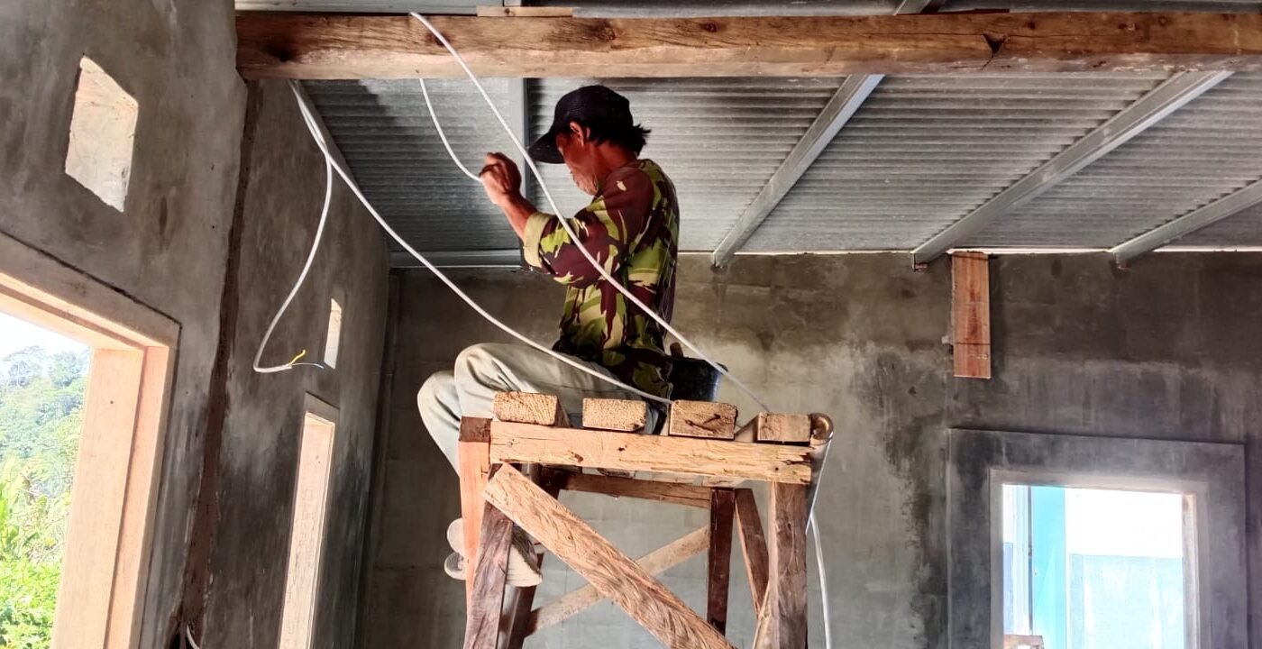 Proses Pengacian Rumah Bapak Burhanudin Dipercepat oleh Satgas TMMD Ke-129