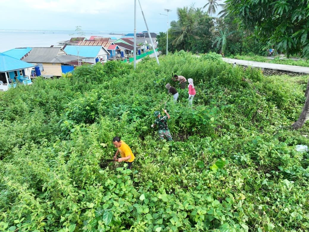 Satgas TMMD Ke-129 Kodim 1311/Morowali Laksanakan Aksi Bersih Bersama Warga di Puskesmas Umbele