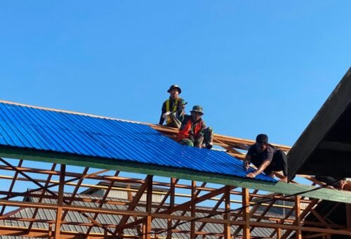 Sinergi TNI dan Masyarakat dalam Pemasangan Atap RTLH di Desa Bandar Raya