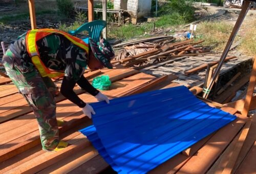 Proses Pemasangan Atap Dimulai, Pembangunan RTLH Program TMMD Ke-129 Maju ke Tahap Selanjutnya