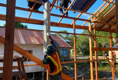 Satgas TMMD Perkuat Kesejahteraan Melalui Pemasangan Atap Seng di RTLH