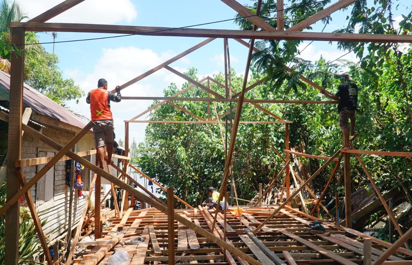 Progres Pemasangan Kerangka RTLH dalam TMMD Ke-129 di Kapuas