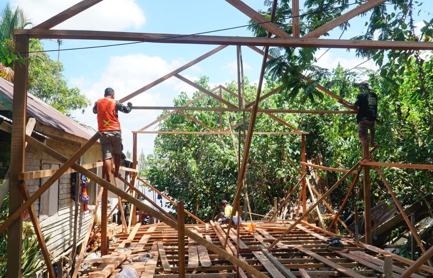 Pembangunan Kerangka RTLH di Desa Bandar Raya Memperlihatkan Kemajuan TMMD