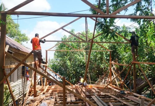 Pembangunan Kerangka RTLH di Desa Bandar Raya Memperlihatkan Kemajuan TMMD