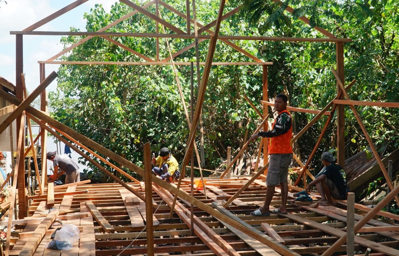 Satgas TMMD Lakukan Pemasangan Kerangka RTLH Sebagai Bentuk Dukungan Kesejahteraan Warga