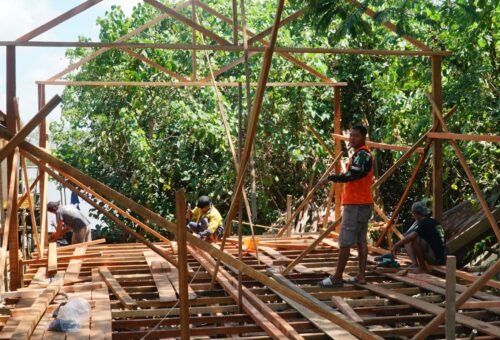 Satgas TMMD Lakukan Pemasangan Kerangka RTLH Sebagai Bentuk Dukungan Kesejahteraan Warga