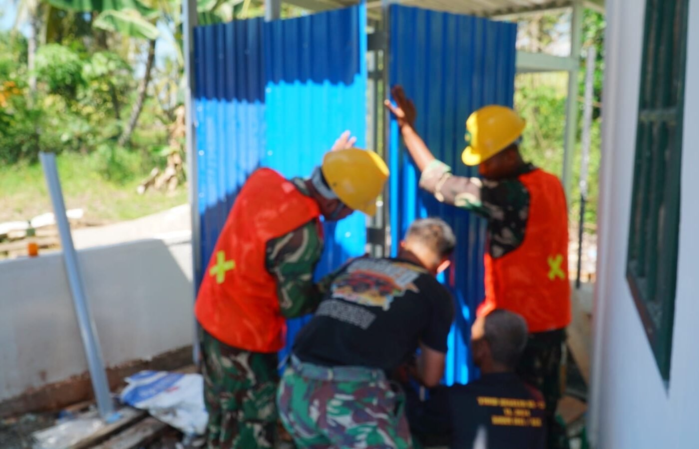 Kerja Sama TNI dan Masyarakat Percepat Pembangunan MCK di Desa Bandar Raya