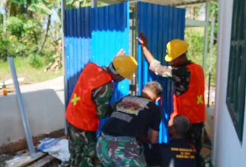 Kerja Sama TNI dan Masyarakat Percepat Pembangunan MCK di Desa Bandar Raya