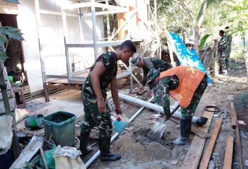 Kolaborasi TNI dan Warga Dorong Pembangunan MCK di Desa Bandar Raya