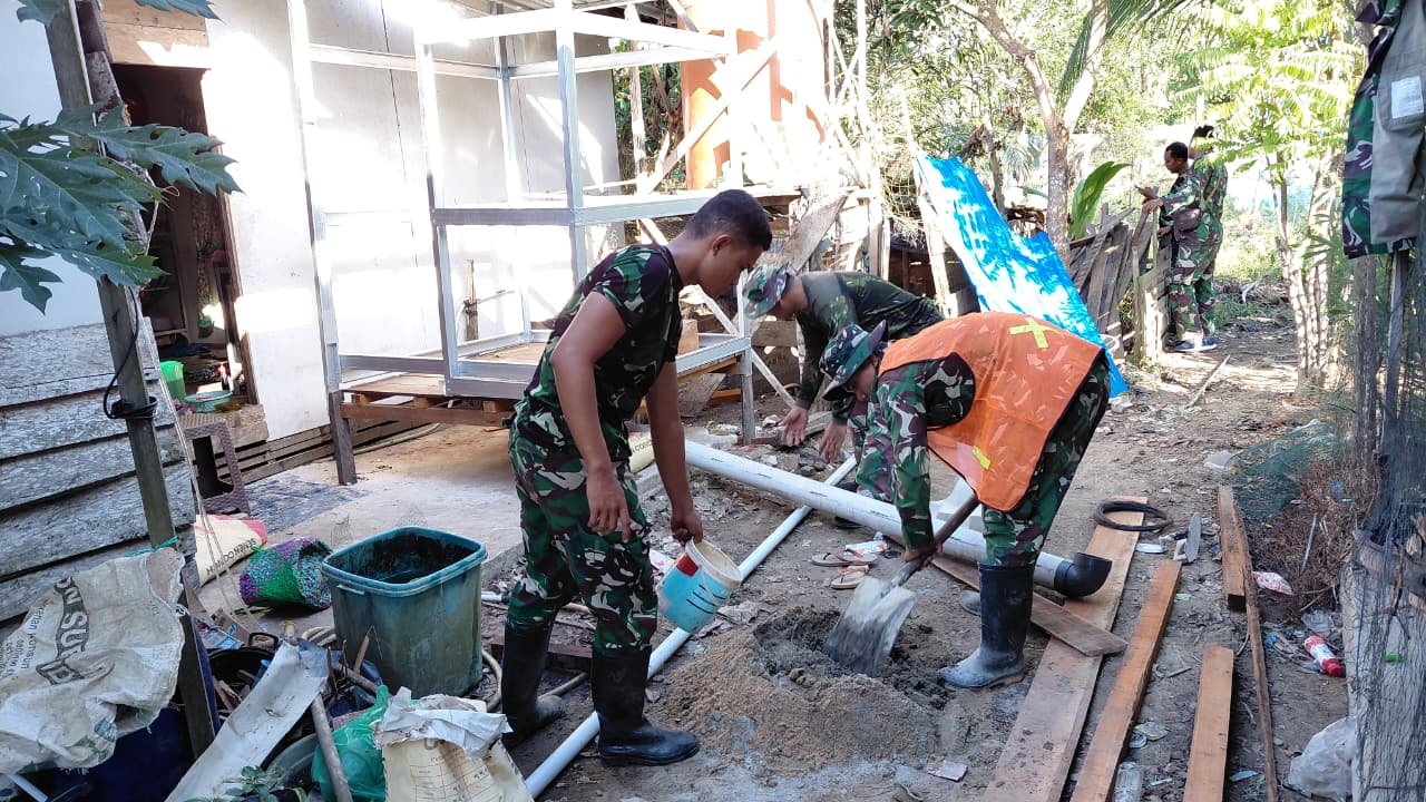 Kolaborasi TNI dan Warga Dorong Pembangunan MCK di Desa Bandar Raya